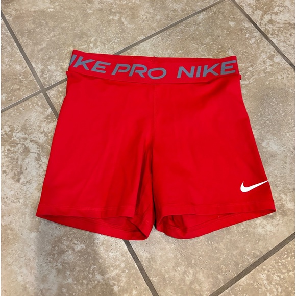 Red Nike Pro Medium - Picture 1 of 1